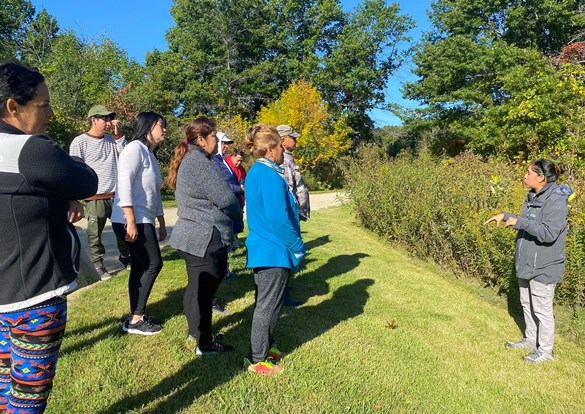 Group of people out with an instructor for Caminata en Espanol