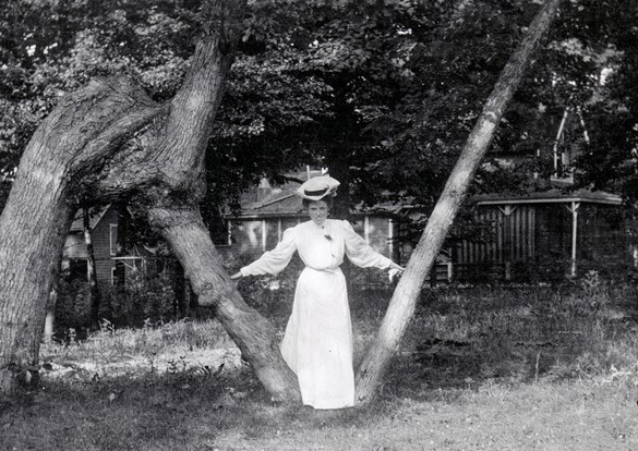 Antique photo of Bess Bower Dunn in 1896