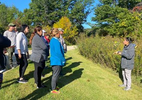 Group of people out with an instructor for Caminata en Espanol