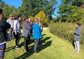Group of people out with an instructor for Caminata en Espanol