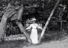 Antique photo of Bess Bower Dunn in 1896