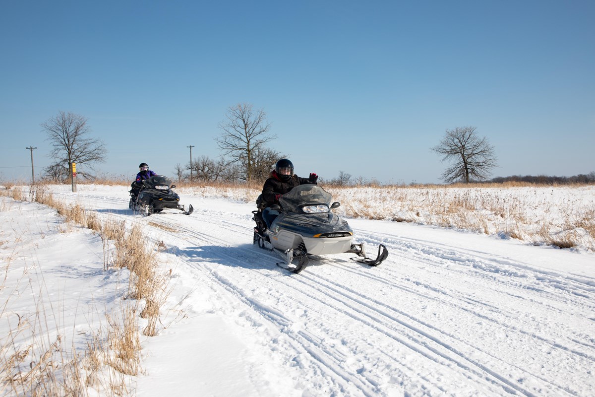 Snowmobiling_Pair