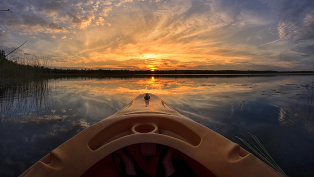 Kayaking_Sunset-iStock-883460710